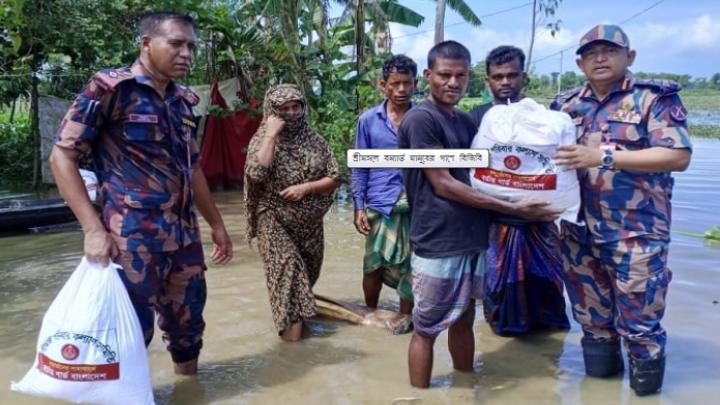 মানুষের মাঝে শুকনো খাবার তুলে দেন তারা